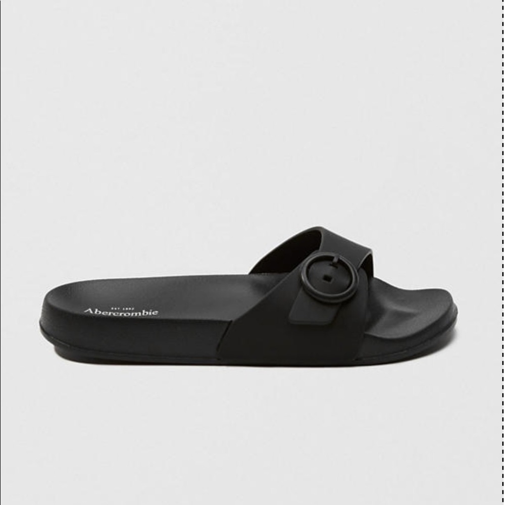 ABERCROMBIE BLACK RUBBER BUCKLE SANDALS SIZE 6/7